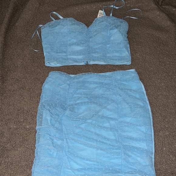 Two pieces it’s a top and a skirt - Picture 1 of 3